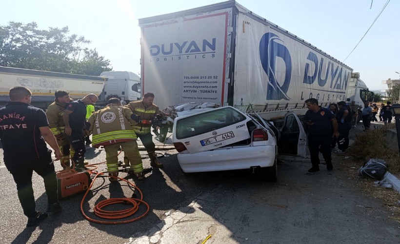 TIR'a çarpan otomobildeki 2 kuzen öldü, 1 kişi ağır yaralı