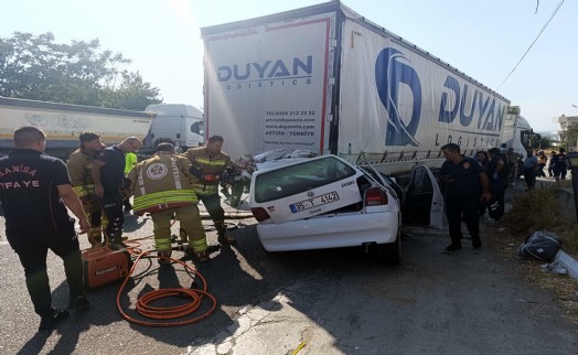 TIR'a çarpan otomobildeki 2 kuzen öldü, 1 kişi ağır yaralı