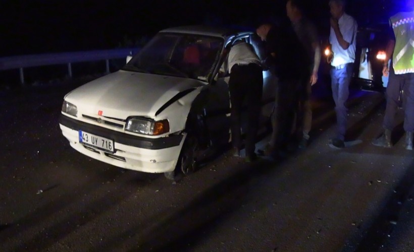 Tavşanlı’da iki otomobil çarpıştı; 5 kişi yaralandı!