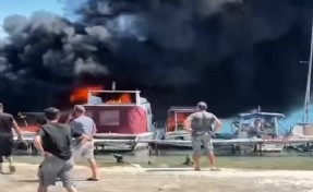 Urla'da tekne yangını