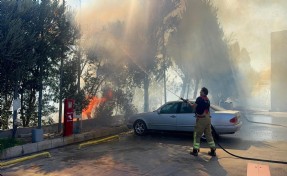 Faciadan kıl payı dönüldü! İzmir'deki yangın akaryakıt istasyonuna ulaşmadan söndürüldü!