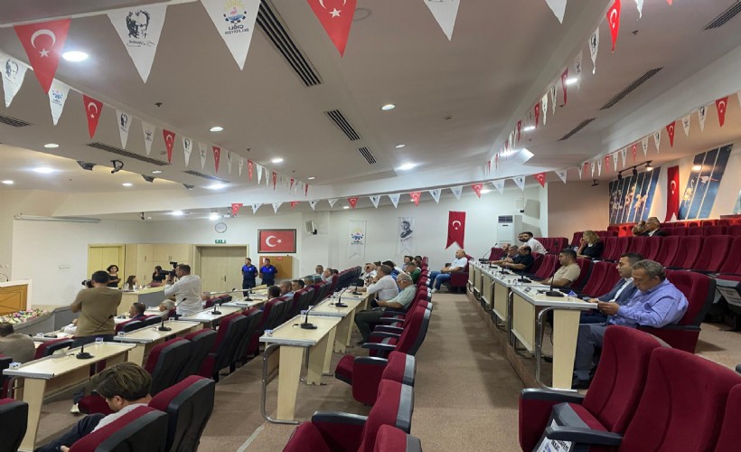AK Parti'den Çiğli Meclisi'nde protesto!