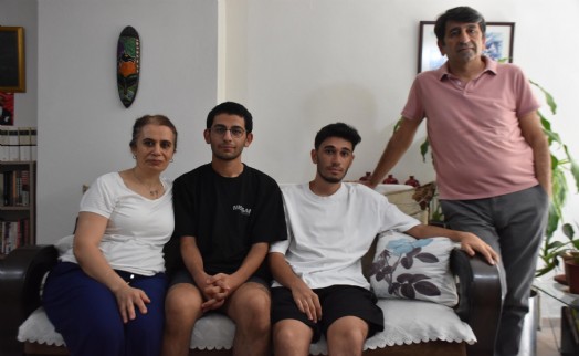 Ağabey ve kardeş aynı bölümü kazandı