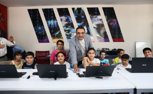 Başkan Yiğit, robotik kodlama kursu öğrencileriyle buluştu