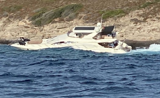 Bodrum’da sürüklenen motoryat, kayalıklara çarptı