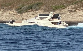 Bodrum’da sürüklenen motoryat, kayalıklara çarptı