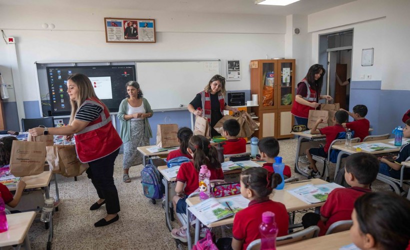 Bornova Belediyesi’nden öğrencilere ilk gün desteği