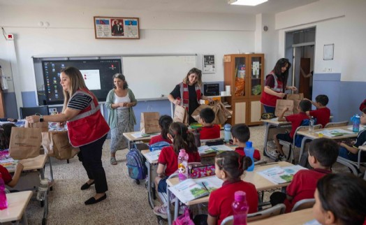 Bornova Belediyesi’nden öğrencilere ilk gün desteği
