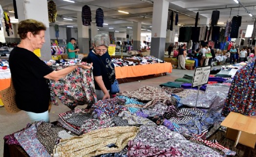 Bornova’da Kıyafet Pazarı büyük ilgi görüyor