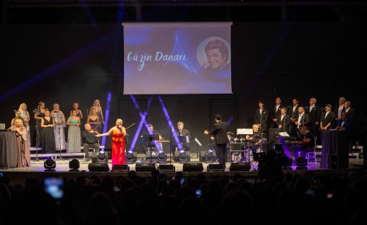 Bornova’da Sanat Güneşi’ne vefa: Zeki Müren şarkılarıyla masal tadında gece
