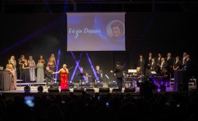 Bornova’da Sanat Güneşi’ne vefa: Zeki Müren şarkılarıyla masal tadında gece