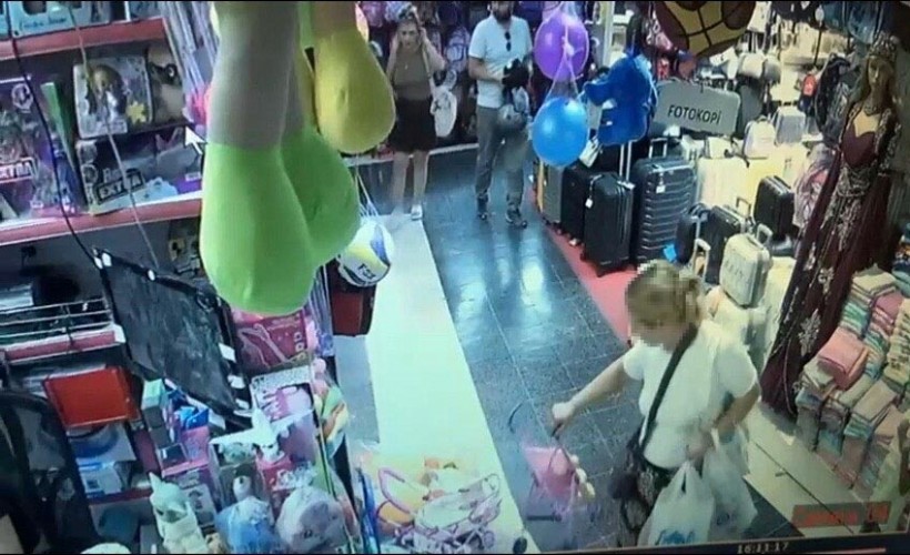 Çaldığı 700 TL’lik oyuncağı çocuğuna veren kadın, 10 TL’lik de alışveriş yaptı; o anlar kamerada