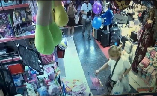 Çaldığı 700 TL’lik oyuncağı çocuğuna veren kadın, 10 TL’lik de alışveriş yaptı; o anlar kamerada
