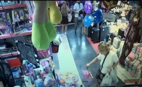 Çaldığı 700 TL’lik oyuncağı çocuğuna veren kadın, 10 TL’lik de alışveriş yaptı; o anlar kamerada