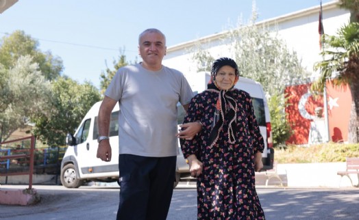 Cennetlik anne ve oğlu mutluluğu Konak'ta buldu: 53 yıldır el ele savaşıyorlar