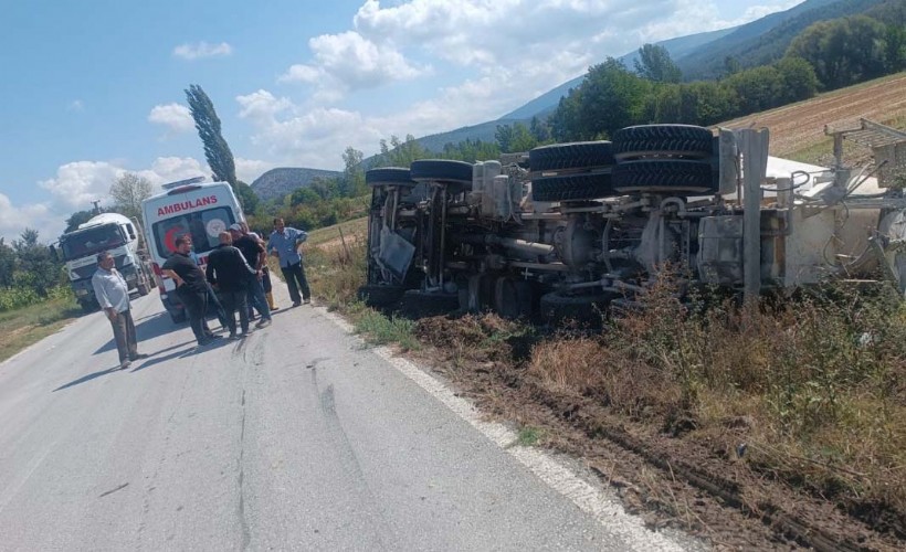 Devrilen beton mikserini sürücüsü yaralandı