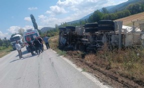 Devrilen beton mikserini sürücüsü yaralandı