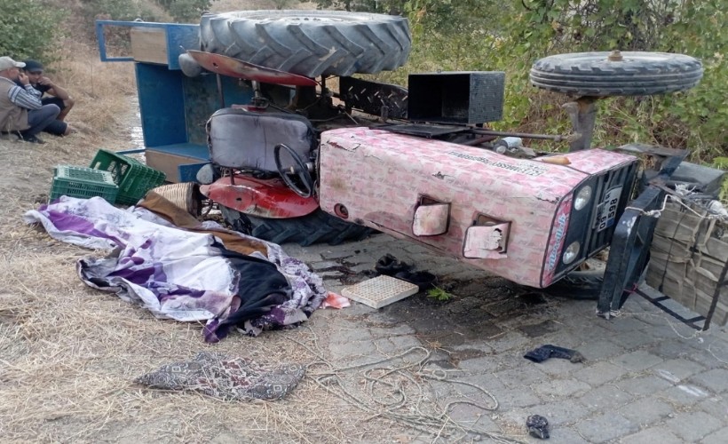 Devrilen traktörün altında kalan sürücü öldü