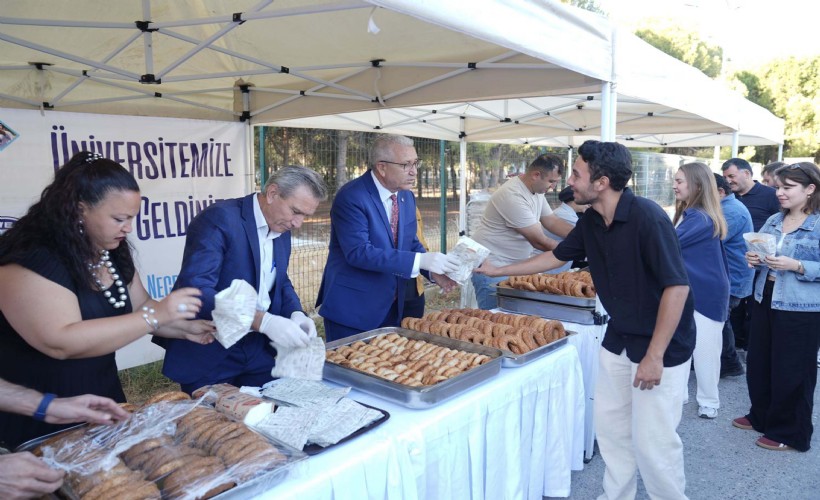 EÜ'de Rektör Prof. Dr. Budak'tan öğrencilere boyozlu karşılama
