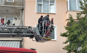 Evinde düşen yaşlı adamı balkondan girip kurtardılar