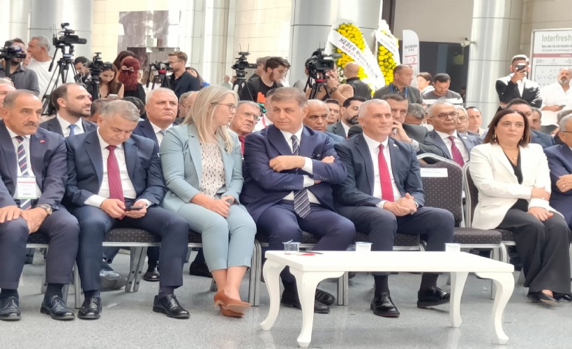 Fuar açılışında dikkat çeken kare; Tören boyunca fısıldaştılar!