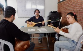 Genç İzmir'in ücretsiz müzik kursları için başvurular sürüyor