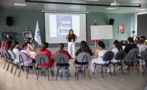 Güzelbahçe Belediyesi’nden kız futbol takımına 'Biraz Konuşalım mı?' eğitimi