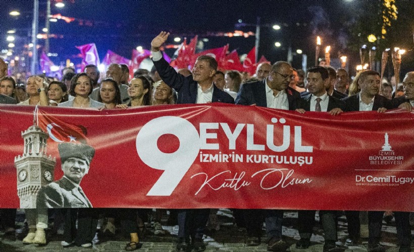 İzmir Marşı sokaklarda yankılandı