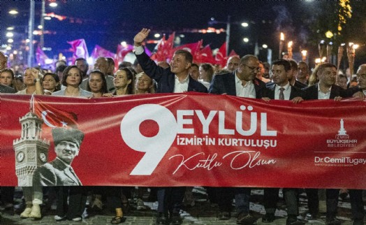 İzmir Marşı sokaklarda yankılandı