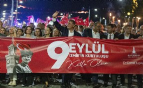 İzmir Marşı sokaklarda yankılandı