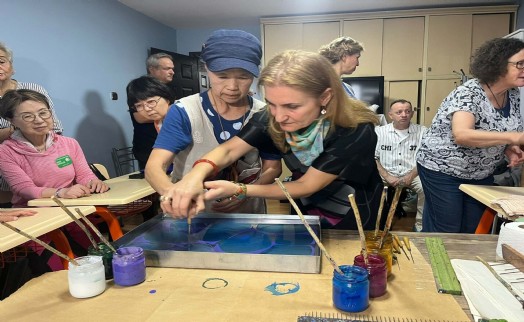 İzmir'de kültür rüzgarı: Japonlar ebruyla tanıştı