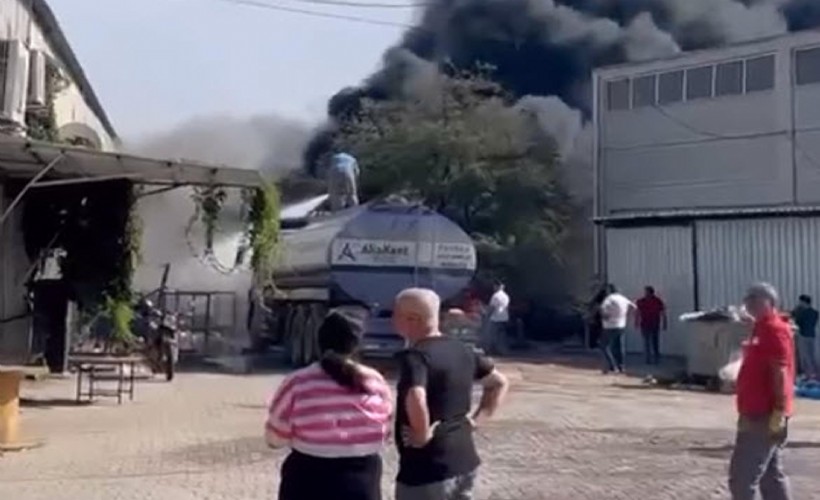 İzmir'de lastik deposunda korkutan yangın!