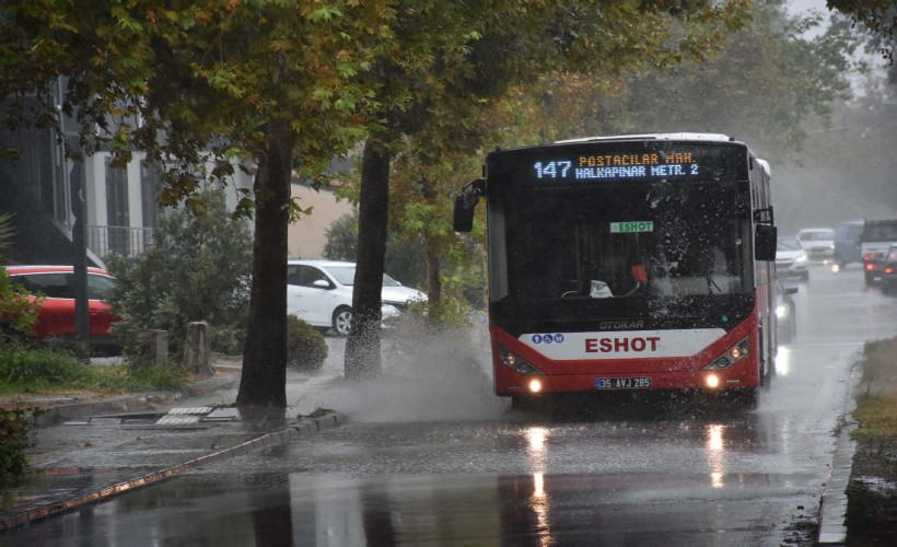 İzmir'de sağanak etkili oldu