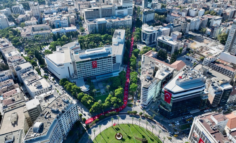 İzmir’de 9 Eylül coşkusu: Kurtuluş yürüyüşü tarihi güzergahta yapıldı!