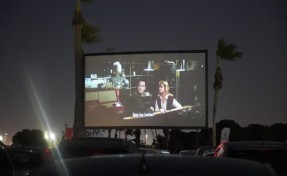 İzmir’de arabada film keyfi