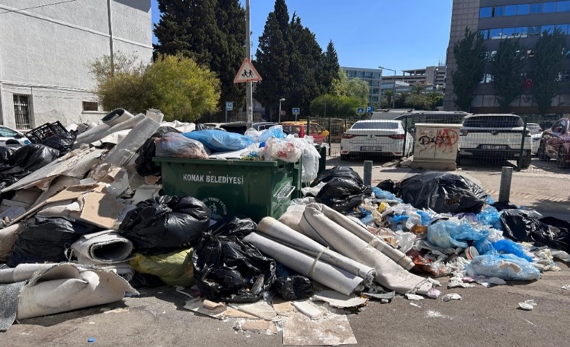 İzmir’de çöp krizi derinleşiyor: Kentin merkezinde mide bulandıran görüntüler!