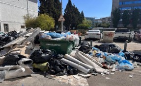 İzmir’de çöp krizi derinleşiyor: Kentin merkezinde mide bulandıran görüntüler!