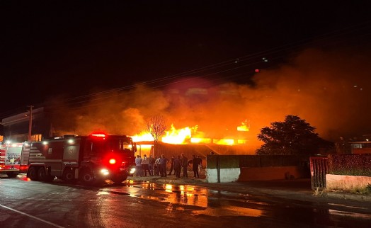 İzmir’de mobilya fabrikası alev alev yandı