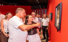 İzmirliler 94. İEF'in sergilerini çok sevdi; Tugay: 'Burası sanatçı fabrikası'