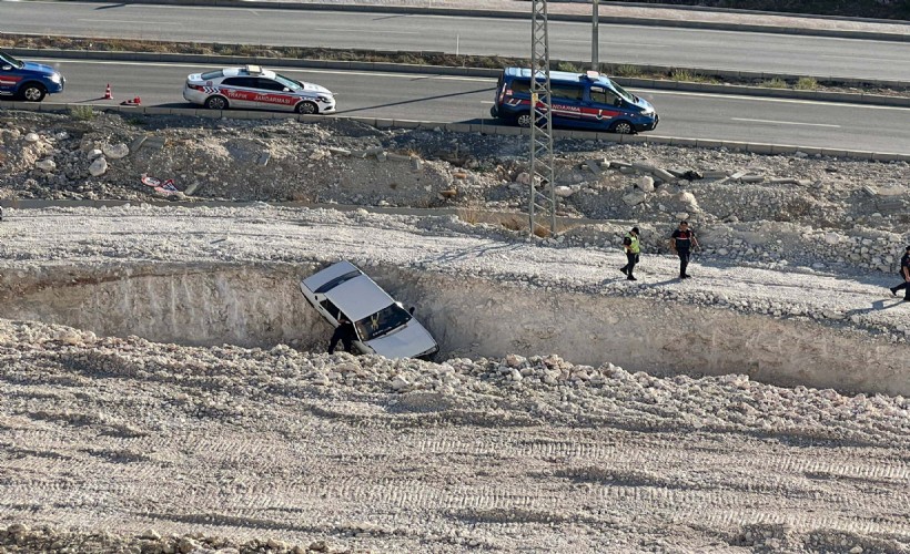 Jandarmadan kaçıp, hafriyat çukuruna düşen otomobilden son anda atladı