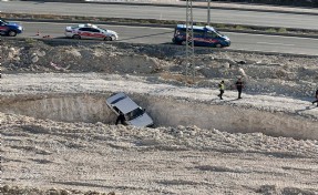 Jandarmadan kaçıp, hafriyat çukuruna düşen otomobilden son anda atladı