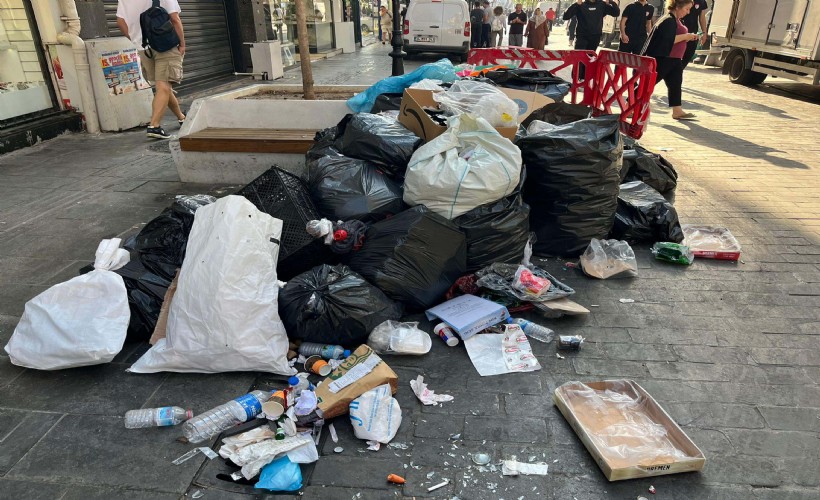 Karşıyaka Çarşısı'nda çöp yığınları oluştu!