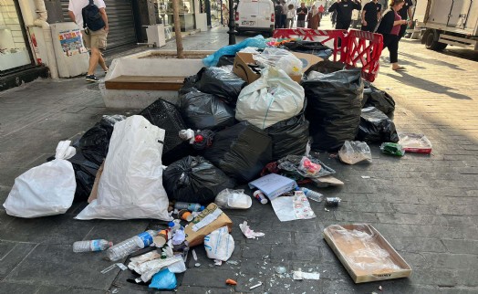 Karşıyaka Çarşısı'nda çöp yığınları oluştu!