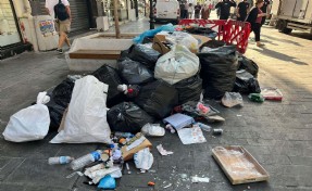 Karşıyaka Çarşısı'nda çöp yığınları oluştu!
