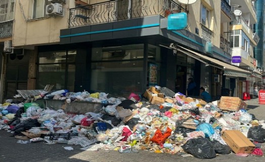 Karşıyaka'da eylem bitti ama çöpler ortada kaldı!