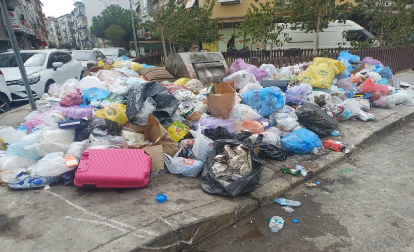 Karşıyaka'da eylem bitti, çöpler ortada kaldı!