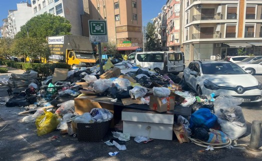 Karşıyaka'nın çöpleri hala toplanmadı!