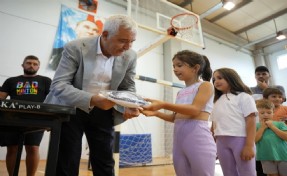 Kemalpaşa'da spora destek sürüyor: Formalar Başkan Türkmen'den!