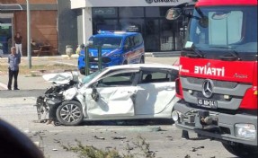 Kızlarını üniversiteye kaydettirmek için çıktıkları yolda kaza yaptılar; 1 ölü, 3 yaralı