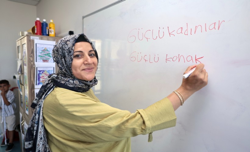 Konak’ta okur-yazar kadınların gurur günü
